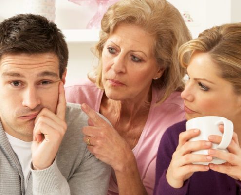 Teściowa rządzi moim narzeczonym, mnie ignoruje.