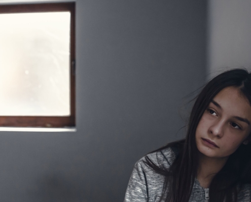 Dotykanie biustu przez ojca. Czy to molestowanie?