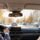 Ojciec prowadzi samochód i rozmawia z nastoletnią córką, która patrzy przez okno